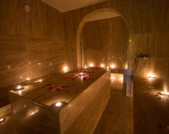 Rinçage traditionnel dans un espace hammam privatif